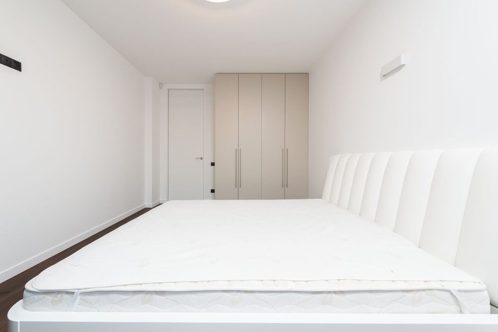 Recámara con colchón limpio sobre cama blanca, resultado de limpieza profesional de colchones a domicilio