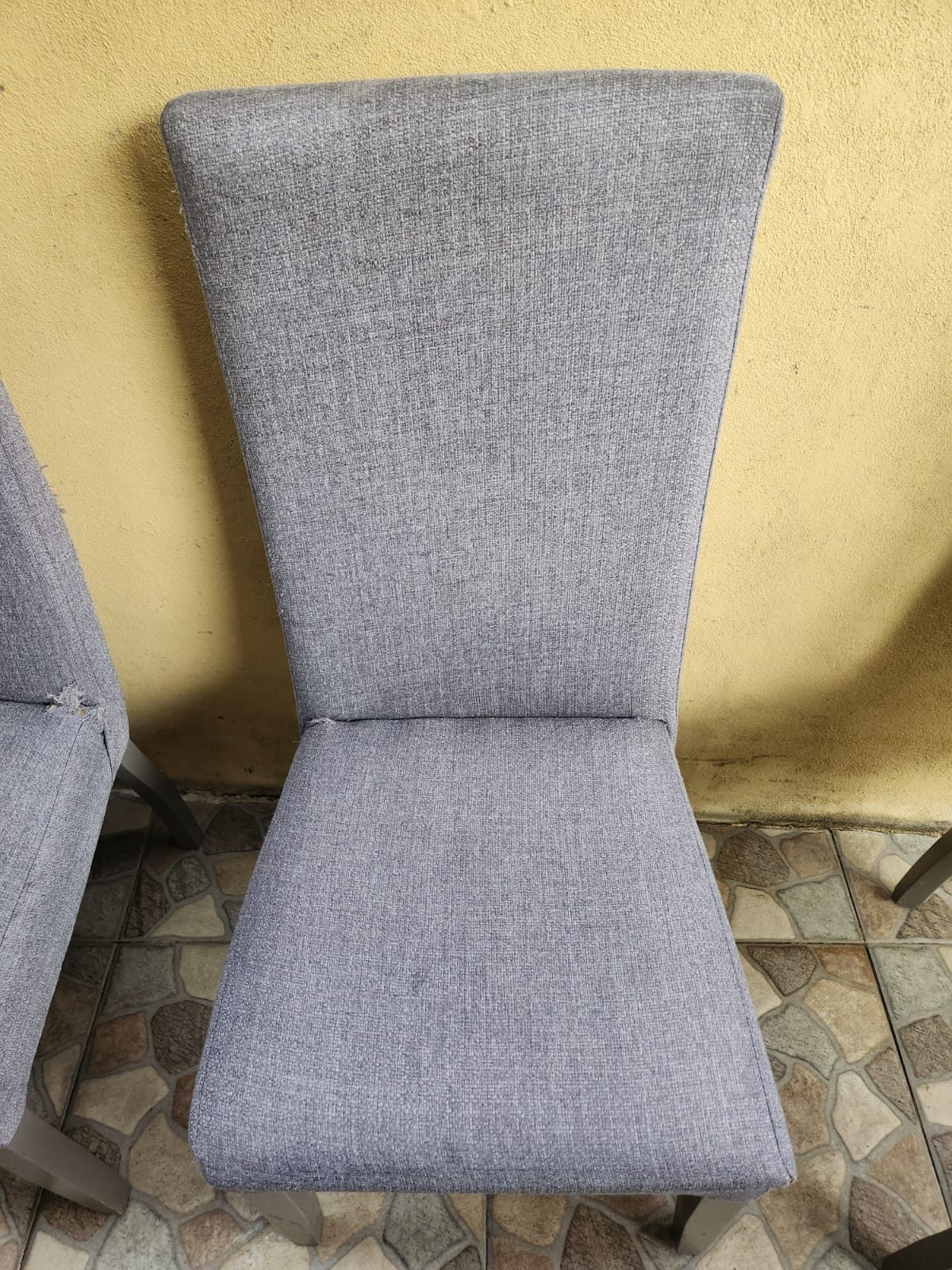 Silla de comedor tapizada en gris limpia y sin manchas después del servicio de Aqua Care