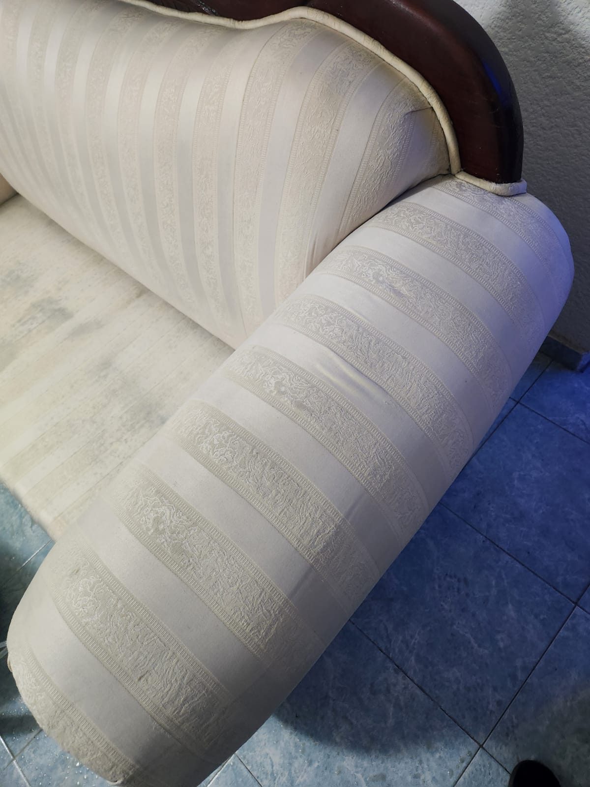 Sillón tapizado en tela clara limpio y sin manchas después del servicio de Aqua Care